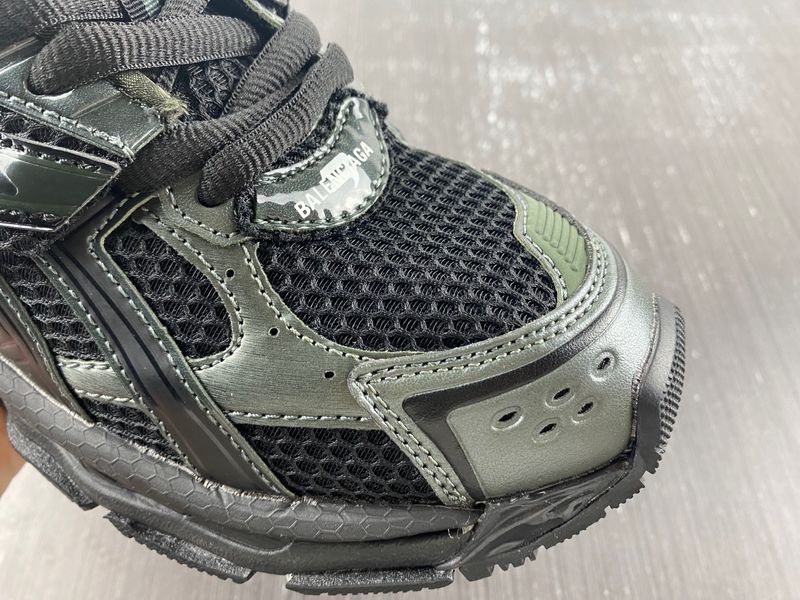 B*alenciaga runner AM221225-3