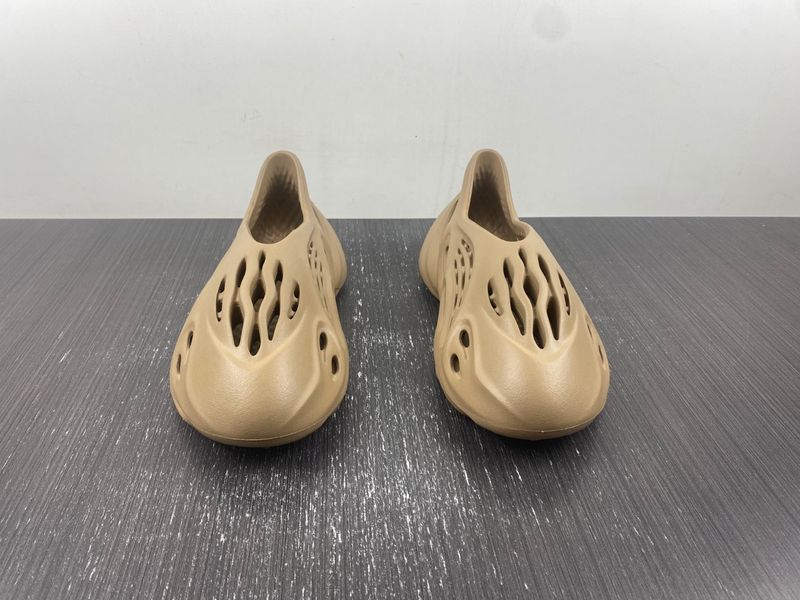 Yeezy Foam RNR Clay Taupe GV6842