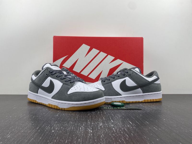SB Dunk Low Gery Gum FV0389-100