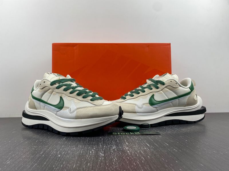 VaporWaffle Tour Green sacai DD1875-102